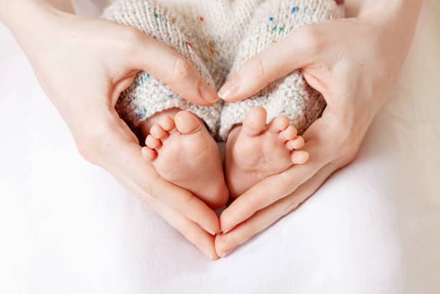 Kaki bayi dalam genggaman tangan