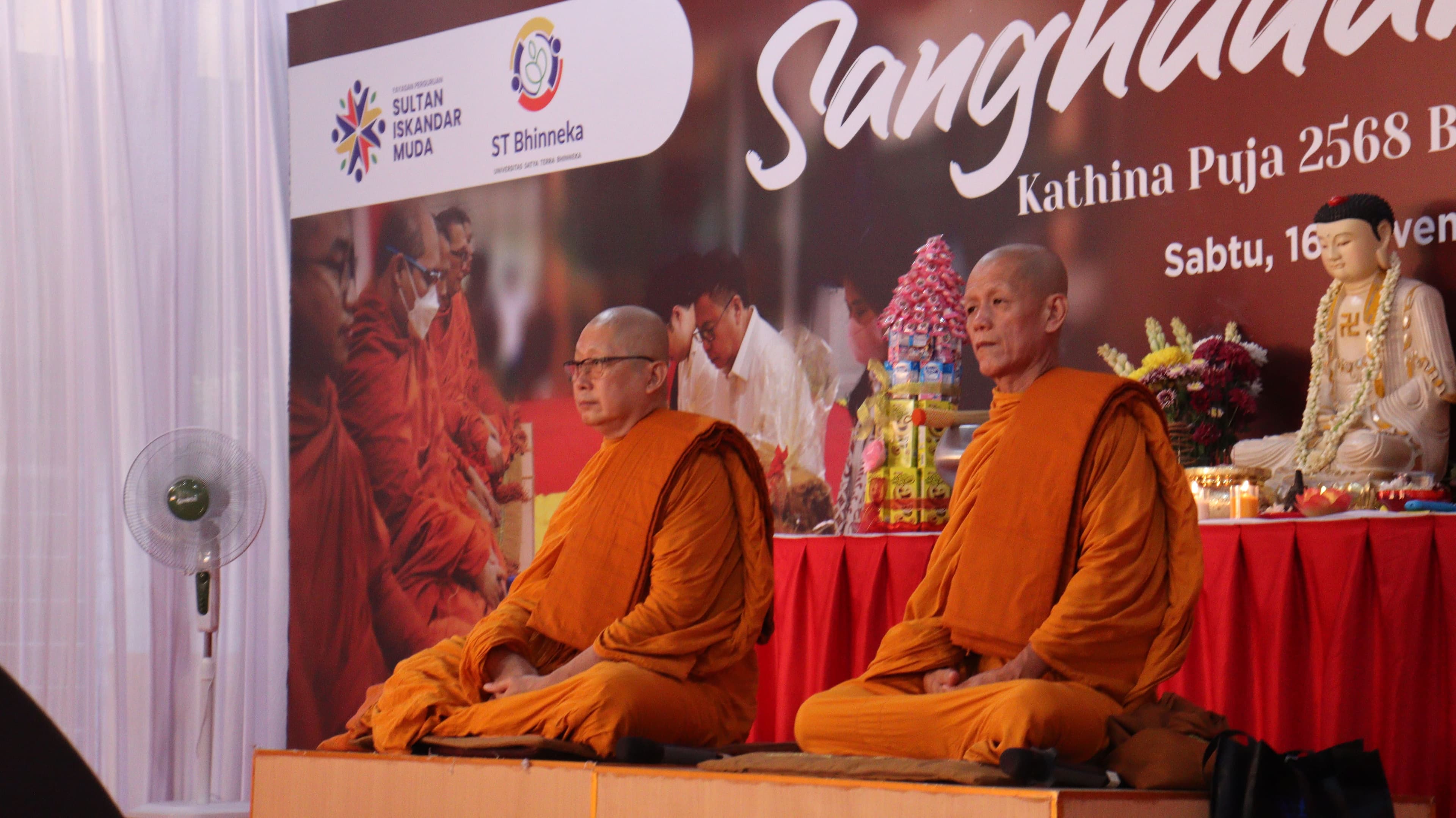 Momen Refleksi Diri, Penguatan Rasa Keberagaman, dan Semangat Berbagi dalam Kathina 